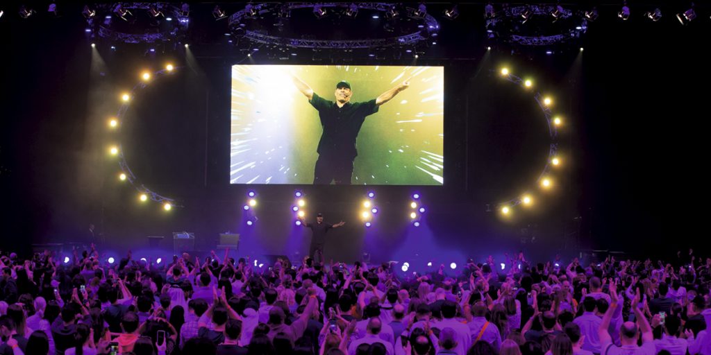Tony Robbins speaking at Achieve the Unimaginable